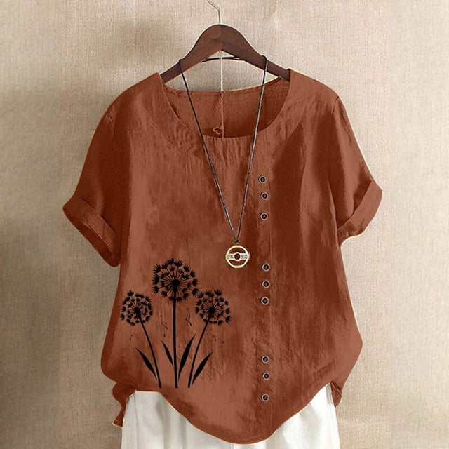 Staron Hauts d'Été pour Femmes en Liquidation Coton Lin Chic Décontracté Tunique à Imprimé Floral Grande Taille Col Rond Manches Courtes Retroussées Hauts Chemises de Couleur Brun Rouille. le Haut Présente un Motif Floral Près de l'Ourlet, des accents de Boutons sur le devant et des Manches Courtes Roulées. Idéal pour les Tenues d'Été Décontractées, Il Est Affiché sur un Cintre sur un Fond Neutre.