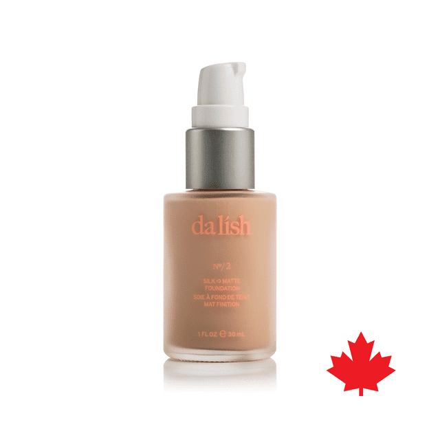 da lish cosmetics Clean Weightless Buildable Coverage Foundation in shade F02 Fair Medium. A 30ml bottle with a pump dispenser, featuring a cream-to-powder formula for a radiant matte finish. Enriched with sunflower seed oil for hydration and protection, this foundation doubles as a primer and offers buildable, long-lasting coverage. The bottle is displayed against a white background with a red maple leaf icon, indicating Canadian origin.