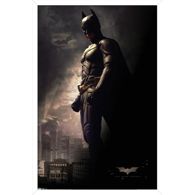 DC Comics Film - The Dark Knight - Batman dans l'Ombre Affiche Murale, 22,375 Pouces x 34 Pouces Montrant Batman en Complet Blindé Sombre et cape Se Tenant au-Dessus d'Une Ligne d'Horizon de Ville avec un Ciel Nuageux et un Symbole de Chauve-Souris dans les Nuages, Imprimée avec une Finition Satinée et Encadrée pour une Suspension Facile, Idéale pour la Déco Maison et l'Art Mural.