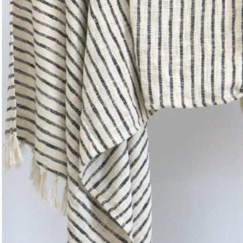 Element Jeté Rayé 50"x60 Pouces - Couverture Jetée Tissée Grise avec Rayures Noires Verticales et Diagonales sur Tissu Gris Pâle, Présentant des Bords à Franges et Fabriquée en Fil de polyester Recyclé durable, Convient à une Utilisation Intérieure et Extérieure, Y Compris les Meubles de patio.