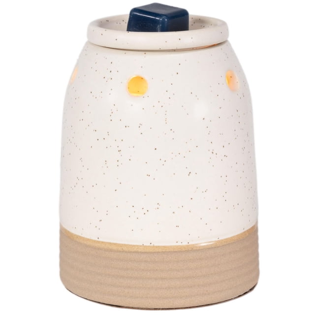 ScentSationals Chauffe-Cire de Taille Moyenne - Victor, un Chauffe-Cire en Céramique avec une Tige Blanc Cassé Moucheté et une base beige Côtelée, Présentant des Trous Légers Circulaires Près du Sommet et un cube de Cire Bleu Foncé sur la Coupelle Chauffante, Conçu pour Faire Fondre en Toute Sécurité des cubes de Cire Parfumée et Remplir les Pièces de fragrance.
