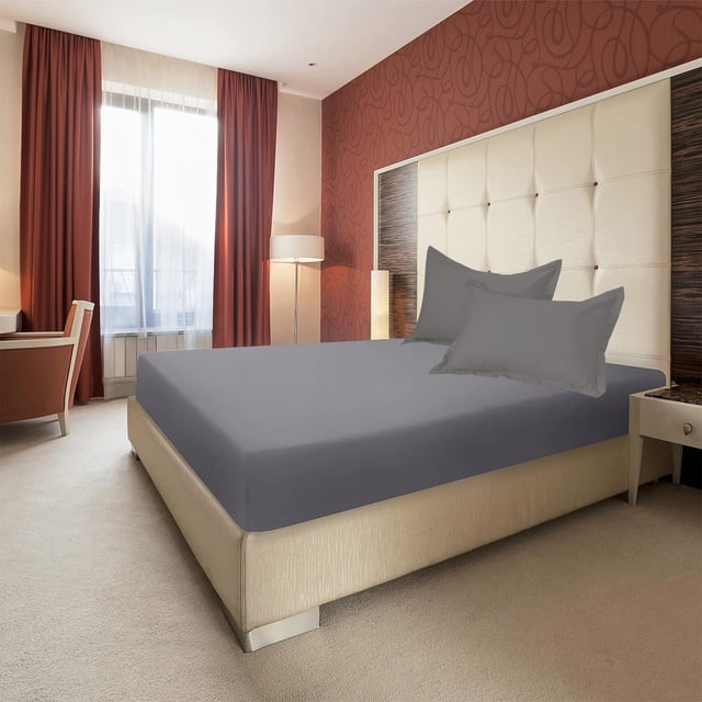 EGNMCR Double Bed Set with a gray fitted sheet and two elastic pillowcases, ideal for kids' bedding. The sheet features non-slip elastic technology, fitting mattresses up to 15 inches thick, and is suitable for memory foam or adjustable beds. Displayed in a modern bedroom with beige and red decor.