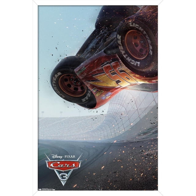Disney Pixar Les Bagnoles 3 - Affiche Murale en une Feuille, 22,375 Po x 34 Po Montrant Lightning McQueen Se Retournant sur un Circuit avec des Étincelles et des Débris en Vol, sur Fond de Stade avec le logo Les Bagnoles 3 au Bas, Idéale pour la Déco de Chambre d'Enfants Ou la Décoration de Fête.