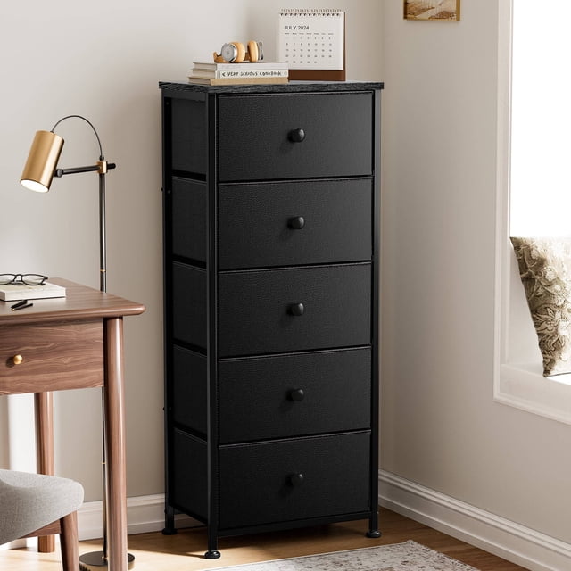 GUNAITO Commode Haute pour Chambre avec 5 Tiroirs Doté d'Un Cadre en Acier avec Fini Noir Mat, Dessus en Bois et Bacs de Rangement en Tissu. la Commode Mesure 18 Pouces de Profondeur, 12 Pouces de Largeur et 44 Pouces de Hauteur, avec Pieds Ajustables pour la Stabilité et un Dispositif de Sécurité Mural pour Empêcher le Basculement. Idéale comme solution de Rangement Compacte pour Vêtements, Serviettes, Livres et Autres Essentiels dans les Chambres, les Salons Ou les Petits Espaces.