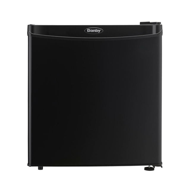 Danby Réfrigérateur Compact de 1,6 Pi3 en Noir (DAR016A1BDB) avec une Finition Noire Élégante, Doté d'Une Capacité de 45 L, certification ENERGY STAR®, et d'Un Réfrigérant R600a Écologique. Ce Réfrigérateur Compact Comprend un Système de Dégivrage Automatique, un thermostat Mécanique et un Distributeur de Boissons en Cannette. Conçu avec une Poignée de Porte Intégrée et une Charnière de Porte Réversible, Il s'Adapte Parfaitement aux Petits Espaces de Moins de 18 Pouces de Profondeur et de Largeur et de Moins de 20