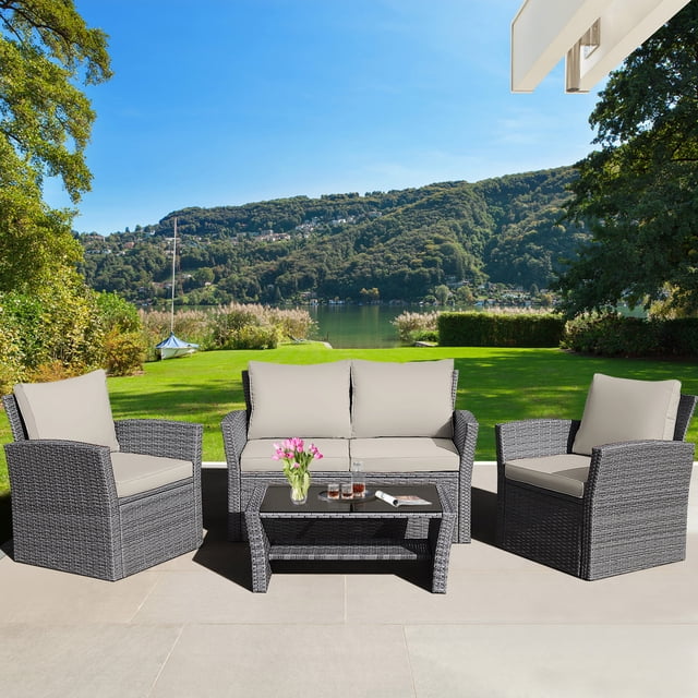 Gymax Ensemble de Conversation en Rotin pour Patio 4 Pcs, Ensemble de Meubles d'Extérieur avec Coussins Kaki, Comprenant Deux Fauteuils, un Causeuse et une table Basse avec Dessus en Verre Trempé. l'Ensemble Est Fait de Rotin Gris Mélangé et d'Un Cadre en Acier Robuste, Conçu pour l'Usage Extérieur. les Coussins Sont Épais, Rembourrés d'Éponge, et Ont des Housses Amovibles et Lavables. la table Basse Comprend une Tablette Inférieure pour un Rangement Supplémentaire. Idéal pour les patios, les Vérandas Ou les Réglages au Bord de la Piscine.