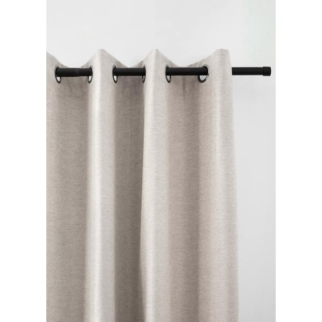 Bouclair Rideau Occultant Dion Beige Pâle 52x96 Po (132x244 cm) Présentant un Tissu Beige Pâle Uni avec un design Occultant pour une filtration Optimale de la Lumière. le Rideau Comprend des Oeillets pour une installation Facile sur les Tringles à Rideaux. les Dimensions Sont de 52 Pouces de Large par 96 Pouces de long (132x244 cm).
