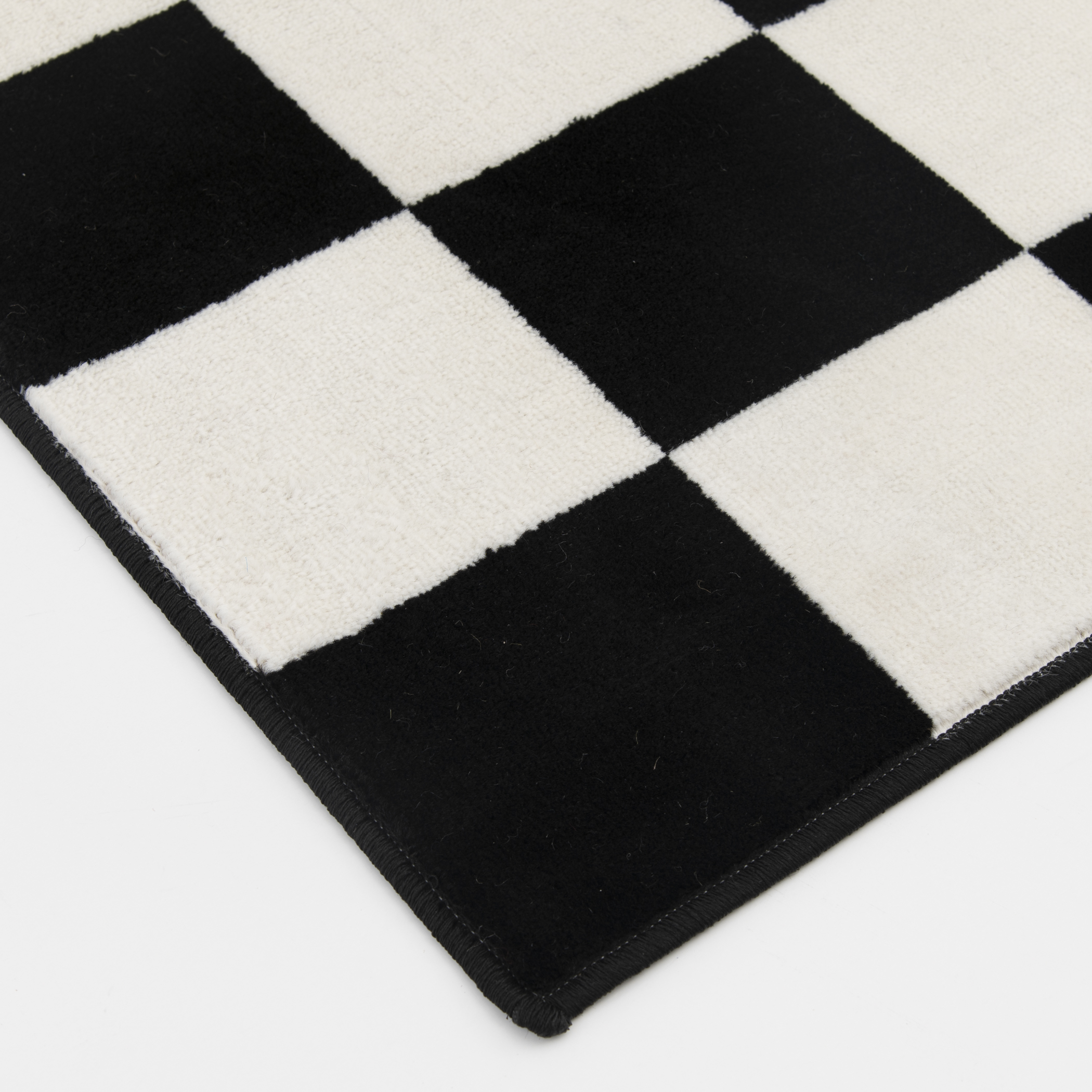 Tapis décoratif Mainstays Kids Checker à poils courts noir et blanc, 90 x 150 cm, recommandé pour le couloir, la chambre, la cuisine et la buanderie.