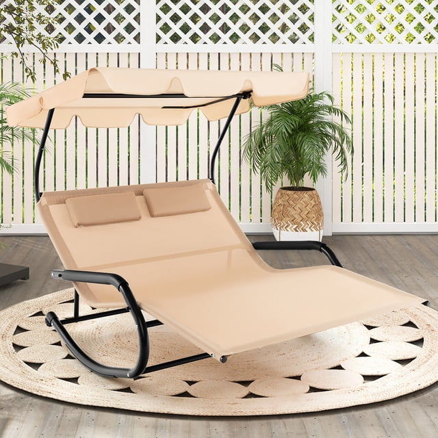 Gymax Chaise Lounge d'Extérieur à Double Bascule pour 2 Personnes avec Auvent et Roues, Doté d'Un Siège en Tissu beige avec Deux Coussins d'Appui-tête Amovibles, d'Un Auvent Réglable à 45°, et d'Un Cadre en Métal Noir Robuste. le design Ergonomique Incurvé Offre du Confort pour Deux Personnes, Tandis Que les Roues Arrière Permet un Mouvement Facile. Idéal pour une Utilisation Extérieure dans les Cours Arrière, au Bord de la Piscine Ou dans les Jardins.