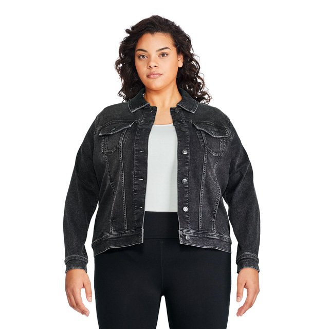 George Veste Camionneur en Denim pour Femme Grande Taille en Denim Noir Délavé avec Col à Écartement, Fermeture avant à Boutons Complets, Manches Longues avec Poignets Ajustés, Deux Poches avec Écusson Poitrine et Deux Poches sur la Couture, Portée par-Dessus un Haut Blanc et un Pantalon Noir dans une Vue Orientée vers l'Avant.