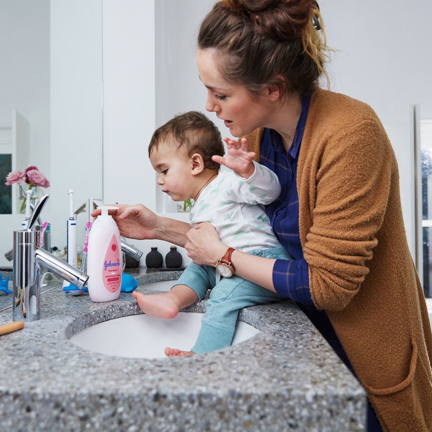 Johnson's Lotion pour Bébé pour Peaux Sèches et Délicates