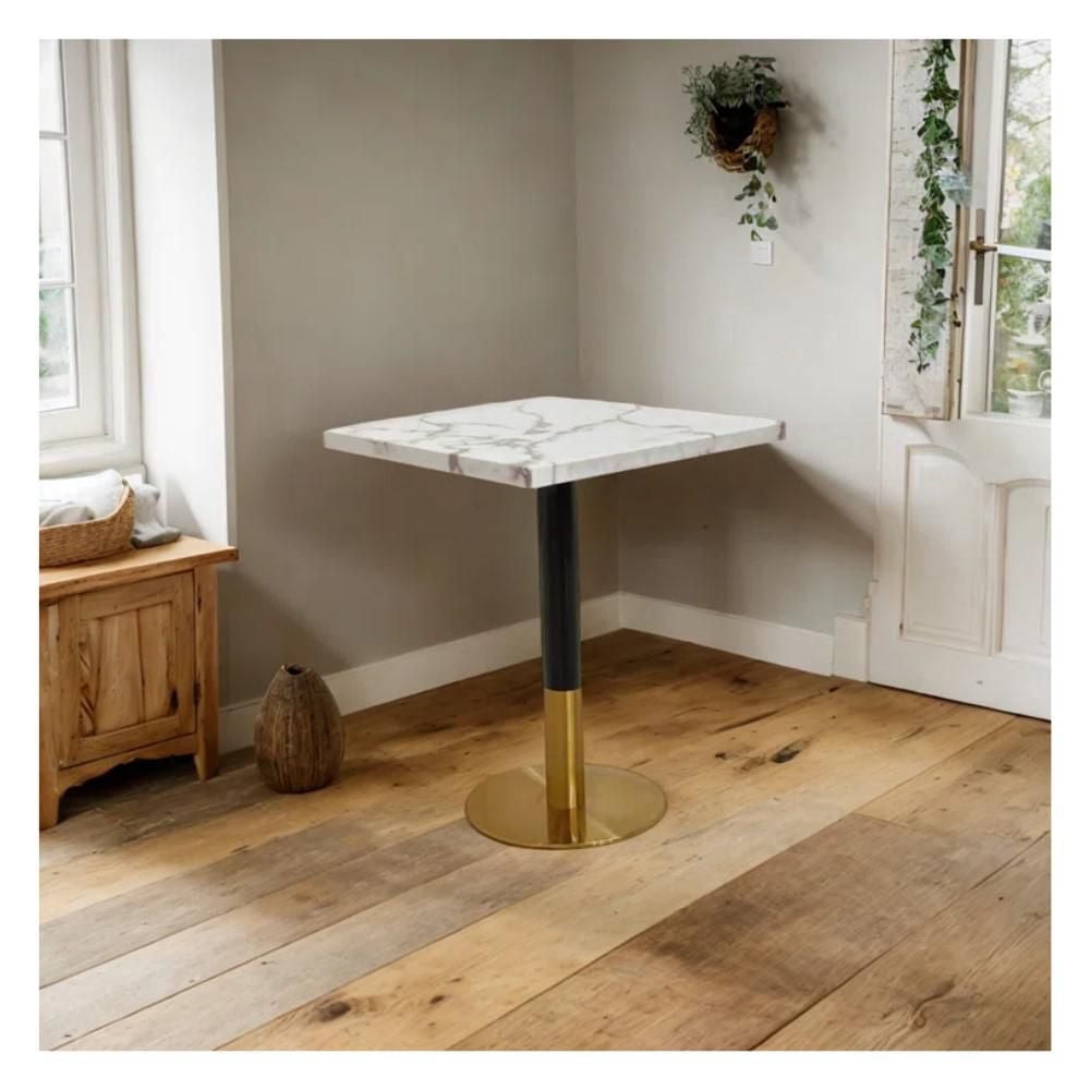 Table de salle à manger carrée Garza en faux marbre avec détails dorés brossés en blanc