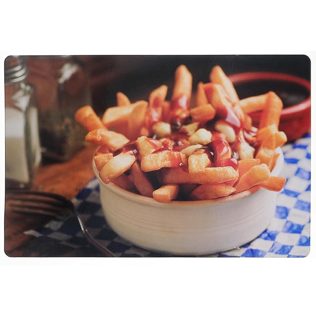 Napperon en Plastique Poutine 12 X 18 - Ensemble de 12 Montrant une Vue de devant d'Un Bol Blanc Rempli de Frites Garni de Caillés de Fromage et de Sauce Brune sur un Napperon en Plastique à Carreaux Bleu et Blanc, Fabriqué en Matériau durable pour un Nettoyage Facile et un décor de Salle à Manger vibrant.