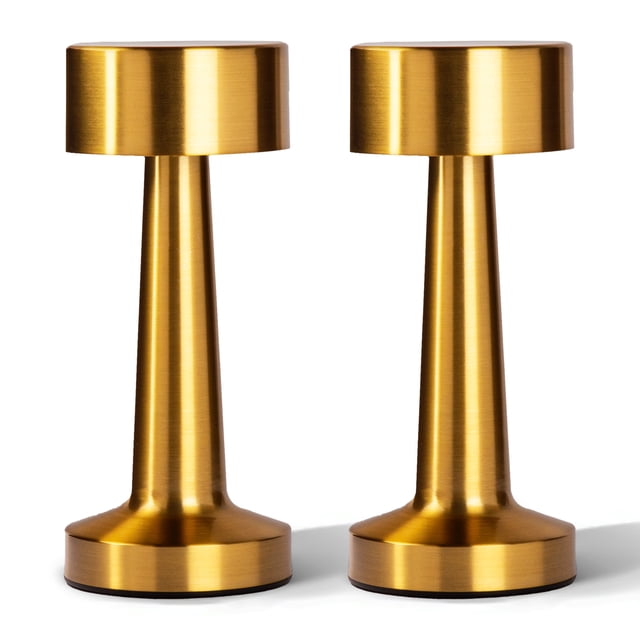 Bell + Howell Chelsea Petite Lampe de Table Sans Fil Tactile à DEL Rechargeable en or, Lot de 2. design Compact avec Hauteur de 8,4 Po et base de 3,5 Po de Diamètre. Offre un Contrôle Tactile avec Trois modes d'Éclairage : Chaud, Blanc et Lumière du Jour. la Batterie Rechargeable Offre 5–6 Heures de Lumière et Se Recharge via un Câble USB Type‐C de 32 Po. Éclairage Sans Fil Idéal pour tables de Chevet, Bureaux Ou Repas en Plein Air.