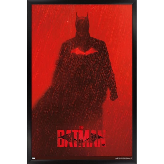 DC Comics Film The Batman - Affiche Murale Teaser Batman en une Feuille, 14,725 Pouces x 22,375 Pouces, Représentant une silhouette Noire Centrée de Batman avec un Symbole de Chauve-Souris Lumineux sur Sa Poitrine sur un Fond Rouge et Pluvieux, Imprimée sur Papier d'Affiche Lustré, Convenant à l'Art Mural et à la Déco Intérieure.