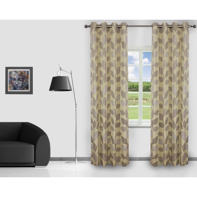 Gouchee Design Panneau Doublé Caroline avec Deux Panneaux de Rideaux Assombrissants jacquard Floraux Verts Présentant un Motif de Feuilles, Chacun de 54 Pouces de Large par 96 Pouces de long, Entièrement Doublé de Microfibre et Suspendu sur une Tige à Oeillets Argentée dans un Salon Minimaliste avec un sofa Noir et une Lampe de Sol à Côté d'Une Fenêtre Surplombant une Pelouse Verte.