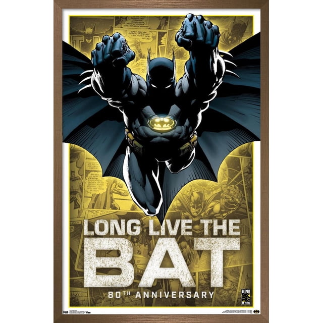DC Comics - Batman - Affiche Murale du 80e Anniversaire, 22,375 Po x 34 Po Mettant en Vedette Batman en Complet Noir et Bleu avec Emblème de Chauve-Souris Jaune Lumineuse, Volant vers l'Avant avec les Poings Allongés, sur un Fond en Forme de Chauve-Souris Jaune Rempli de Panneaux de Bande Dessinée vintage et de Texte Blanc Audacieux « Longue Vie à la Chauve-Souris du 80e Anniversaire », Encadrée en Bois Brun, Idéale pour la Décoration Murale de Chambre Ou de Bureau