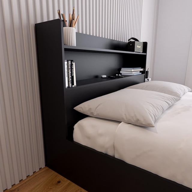 Nexera Tête de Lit Bibliothèque Hunter en Fini Noir Mat avec Deux Tablettes Intégrées Tenant des Livres, un Petit Haut-Parleur, des Cahiers et un Porte-Crayons, Installée derrière un Lit avec Literie Blanche et Oreillers dans une Chambre Moderne, Idéale pour un Rangement Efficace Sans Utiliser d'Espace de Plancher Supplémentaire.