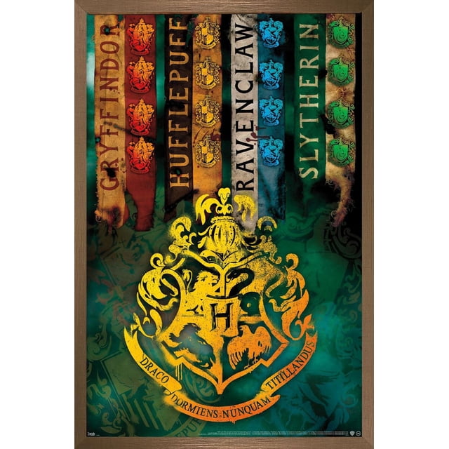 Le Monde des Sorciers : Affiche Murale Harry Potter - Écussons de Maison, 14,725 Pouces x 22,375 Pouces, Présentant une Impression Encadrée à Fini Satiné avec des Bannières Verticales de Gryffindor, Hufflepuff, Ravenclaw et Slytherin houses dans Leurs Couleurs et Écussons signature. le Centre Affiche un Grand Écusson Jaune de Poudlard avec la Lettre H et la Devise « Draco Dormiens Nunquam Titillandus » sur un Fond Texturé Vert,
