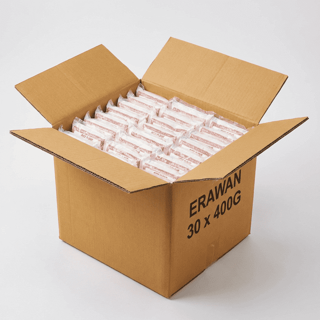 Farine de Riz Blanc Erawan, 400 g (30 Unités/caisse) Exposée dans une Boîte en Carton Ouverte Contenant 30 Emballages Individuels de 400 G. la Farine de Riz Blanc à Grain Fin Est Idéale pour la Cuisson Sans Gluten, l'Épaississement des sauces et la Cuisine. la Boîte Est Étiquetée avec « Erawan 30 x 400G » en Texte Noir Gras.