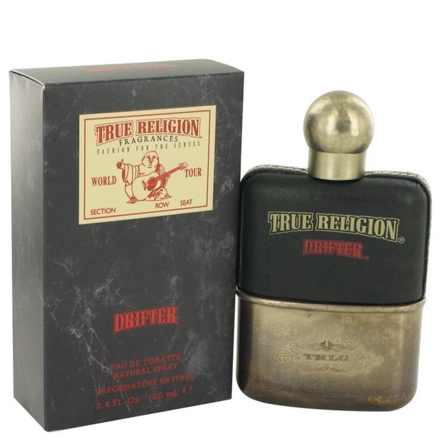 True Religion Drifter pour Hommes - Vaporisateur Eau de Toilette de 3,4 Fl Ounce. la Bouteille Présente un design Distinctif avec une section Supérieure à Texture Cuir Noir, une section Inférieure en bronze Métallique et un Bouchon Métallique Arrondi. l'Emballage Comprend une Boîte Noire avec des Motifs Effet Marbre et une Image de Marque Audacieuse, Mettant en Valeur le Thème Masculin et Aventureux.