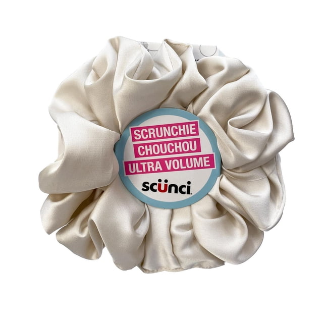 Scunci Chouchou Crème Surdimensionné en Gros Plan Vue de devant, Fait de Tissu satin Crème Lisse avec Volants Froncés Autour d'Une Étiquette Centrale Indiquant « Scrunchie Chouchou Ultra Volume Scunci », Conçu pour une Prise Complète Confortable en Coiffage et Convient pour Prévenir les Emmêlements pendant le Sommeil Ou les Entraînements.