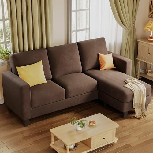 Homall Canapé Sectionnel Convertible, un Canapé Moderne en L 3 Places avec une Méridienne Réversible, Rembourré en Tissu de Lin Brun Doux. le Canapé Présente une Mousse à Haute Densité et des Coussins à Ressorts Hélicoïdaux pour le Confort et le Soutien, avec un Cadre en Bois Robuste. Idéal pour les Petits Espaces comme les Appartements et les Salons, la Méridienne Peut Être Positionnée des Deux Côtés pour s'Adapter à l'Aménagement. Montré dans un Décor de Salon Chaleureux avec Lumière Naturelle, des Coussins Décoratifs et une table Basse devant.