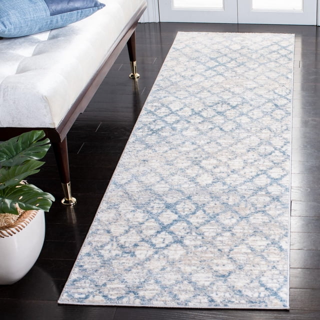 Safavieh Lagoon Tapis à Motif Treillis Cenric Usé avec Poil Coupé Moelleux et Fini Texturé Subtil en Motif Treillis Géométrique Bleu et beige Doux, Posé sur un Plancher de Bois Franc Foncé à Côté d'Un Banc Rembourré Gris et d'Un Cache-Pot Blanc avec des Feuilles Vertes, Convenant au décor d'Accent Moderne.