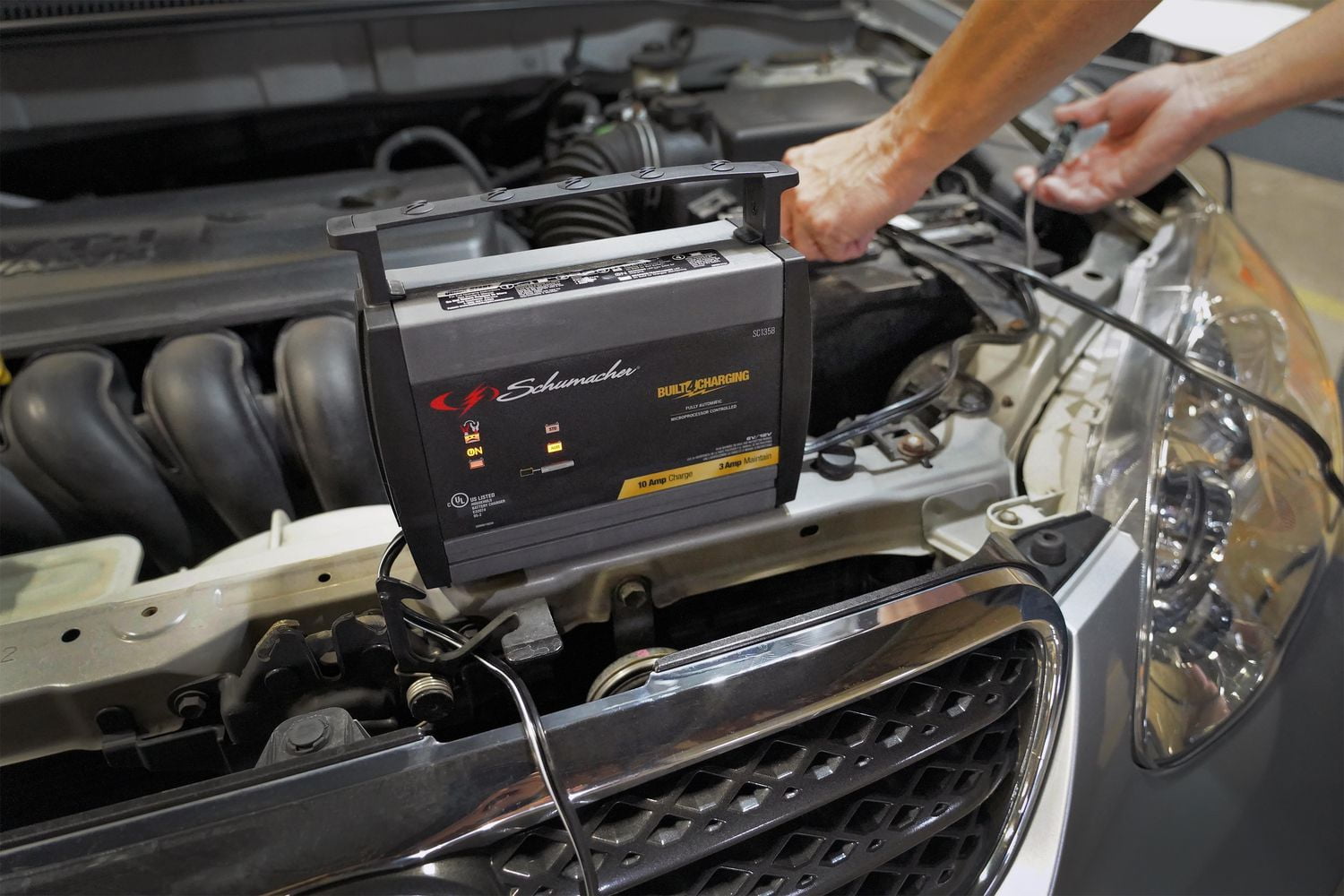 Schumacher Electric Chargeur et mainteneur de batterie de voiture entièrement automatique 6 V/12V 3 en 1 10A, SC1358