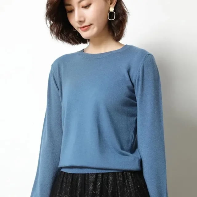 LNGOOR Chandail pour Femmes 2024 Col Rond Manches Longues Automne Hiver Pulls Mode Chandails Coréens Chandails de Base Chemises Ajustées en Tricot Chandails. l'Image Montre une Femme Portant un Chandail à Manches Longues Coupe Ajustée de Couleur Unie Bleue avec un design Col Rond. le Chandail Est Stylé avec une Jupe Noire, Mettant en Valeur Sa Polyvalence pour les occasions Décontractées Ou Semi-Formelles.