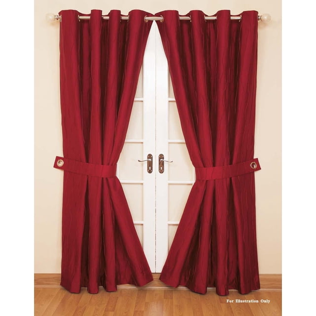 Gouchee Design Flo Panneau avec Doublure en Rouge Foncé, Texturé avec Motifs de Vagues Verticales et Petits Points Cousus, Entièrement Doublé de Microfibre pour Filtrer la Lumière et Protéger les Couleurs, Montré comme Deux Rideaux de 96 Pouces de long à Nouer dans le Dos avec Sangles en Tissu Assorties avec Oeillets Argentés, Suspendu sur une Tringle Argentée au-Dessus de Portes Françaises Blanches dans une Pièce beige avec Plancher de Bois Franc, Idéal pour Assombrir la Pièce et un décor de Fenêtre Élégant.