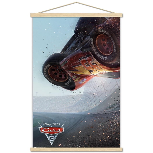 Disney Pixar Les Bagnoles 3 - Affiche Murale d'Une Feuille, 22,375 Po x 34 Po Montrant une Voiture de Course Rouge Numérotée 95 Se Renversant en Vol sur un Piste de Course avec des Étincelles et des Débris en Vol, un Arrière-Plan de Stade Flou, et le logo Les Bagnoles 3 en Bas à Gauche, Idéal pour la Déco Murale de Chambre d'Enfants.