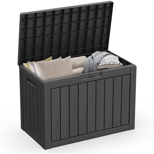 Coffre de Terrasse en Résine de 45 Gallons Noir avec Motif grain de Bois, Présentant un design Étanche et Verrouillable. la Boîte Est Montrée Ouverte, Rangement Révélateur pour Coussins et Couvertures. Faite de Résine Résistante aux Intempéries, Elle Est Résistante aux UV, à la Décoloration, à la Rouille, au Pelage et à la Déformation. les Poignées Latérales Intégrées Permettent une Mobilité Facile, et Elle a une Capacité de Poids de 350 Lb. Dimensions Sont 30,75 Pieds'L x 17,13 Pieds'L x 21,85 Pieds'H.
