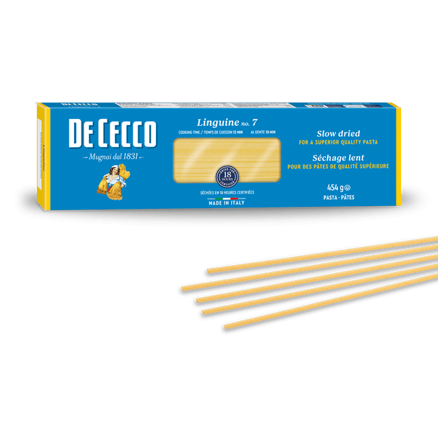 De Cecco Linguines Boîte de 454 g avec Emballage Bleu et Jaune Montrant une Fenêtre de bronze Étiré, Brins de Pâtes Linguines à Séchage Lent Fabriqués en Italie, avec un Temps de Cuisson de 12 minutes et al dente en 10 minutes, Affichés à Côté de Plusieurs Brins de Linguines Non Cuits, Souvent Utilisés pour des Plats de Pâtes Italiens Authentiques.