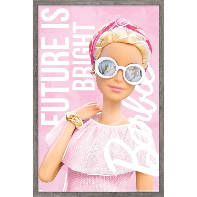 Mattel Barbie - Affiche Murale « Future is Bright » Montrant une Poupée Barbie dans une Robe Texturée Rose avec un Col à Volants, Portant un Foulard Rose et Blanc, des Boucles d'Oreilles Créoles Dorées et un bracelet Doré, sur Fond Rose avec Texte Blanc « Future is Bright » et « Barbie ».