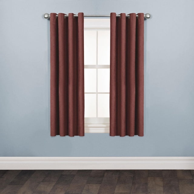 Mainstays Panneau de Rideaux à Oeillets en Faux Suède pour Fenêtre, Brun Rougeâtre, Suspendus sur une Tringle à Rideaux Argentée au-Dessus d'Une Fenêtre à Cadre Blanc avec Murs Bleu Pâle et Plancher de Bois Foncé, Offrant une texture en Suède au Toucher Doux et des Anneaux à Oeillets Faciles à Installer, Idéal pour Assombrir la Pièce et Rafraîchir la Déco.