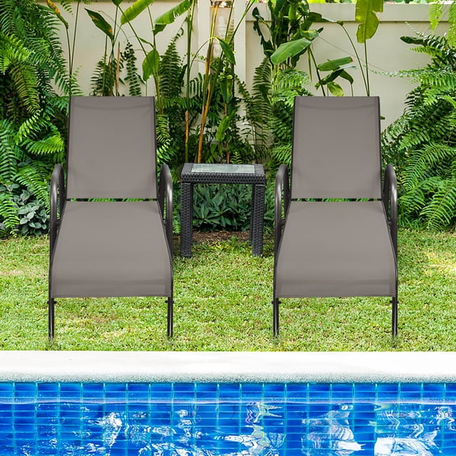 Costway Ensemble de 2 Chaises Longues de Patio, Chaise Longue Inclinable Réglable avec Accoudoirs, Brun, pour Jardin Extérieur Près d'Une Piscine. Ces Chaises Longues d'Extérieur Comprennent un Cadre en Acier Enduit de Poudre durable, un Tissu Résistant aux Intempéries et des Accoudoirs Ergonomiques Incurvés. Chaque Chaise a un Dossier Réglable à 5 Positions et un Siège Élargi pour le Confort. Conception Légère Qui Permet une Mobilité Facile, Idéale pour s'Asseoir sur le Patio Ou Se Détendre au Bord de la Piscine.