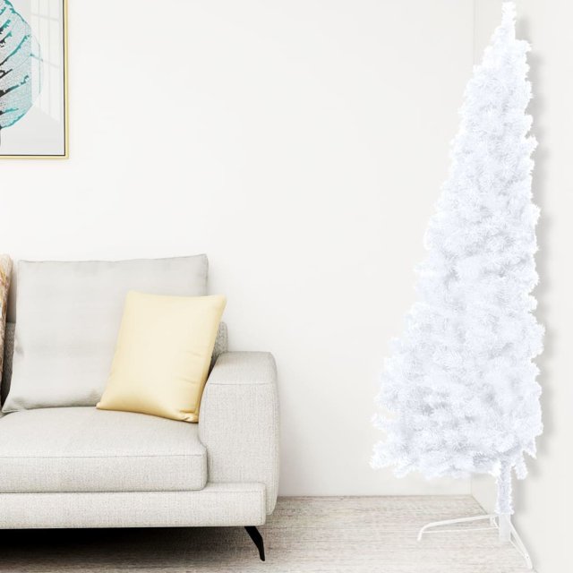 vidaXL Demi-Arbre de Noël Artificiel avec Support en Blanc, Mesurant 180 cm de Hauteur et 115 cm de Largeur. Fabriqué en Matériau PVC à l'Apparence Réaliste, avec 465 Pointes et un design en Demi-Cercle pour un placement Gain de Place contre un Mur. Comprend un Support en Acier Robuste et Convient à une Utilisation Intérieure et Extérieure Abritée. Exposé dans un Décor de Salon Moderne avec un sofa beige et des Coussins Décoratifs.