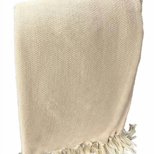 Charm Jeté Uni 50"x60 Pouces en Écru avec Motif de Chevrons Tissé et Bords à Franges, Fabriqué à Partir de Fil de polyester 100 % Recyclé avec Résistance à l'Eau et aux UV, Convient à une Utilisation Intérieure et Extérieure, Y Compris les patios.