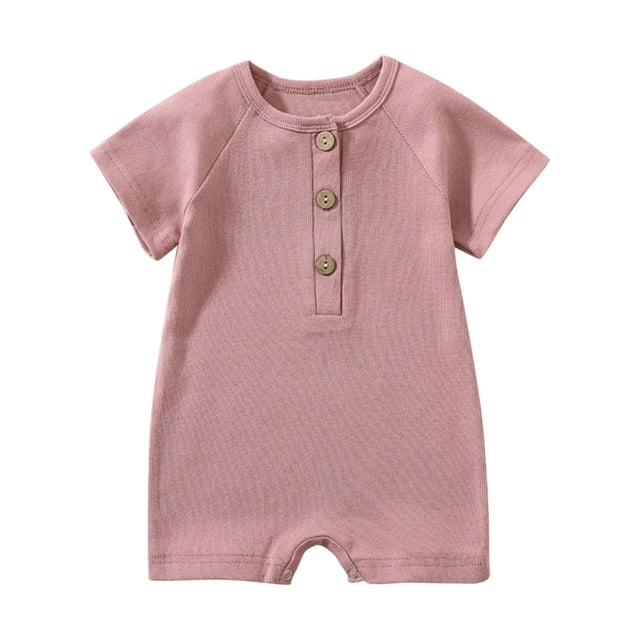 Birdeem Barboteuse T-Shirt à Manches Courtes Unie pour Tout-Petits Filles Garçons, Teinte Rose Douce. Comprend des Manches Courtes, une Encolure Ronde et Trois Boutons Décoratifs à l'Avant. Fabriquée en Mélange Respirant de Coton et de polyester, Convient aux Bébés de 0 à 24 Mois. Idéale pour les Tenues Décontractées, la Photographie de Bébé Ou les Sorties d'Été.