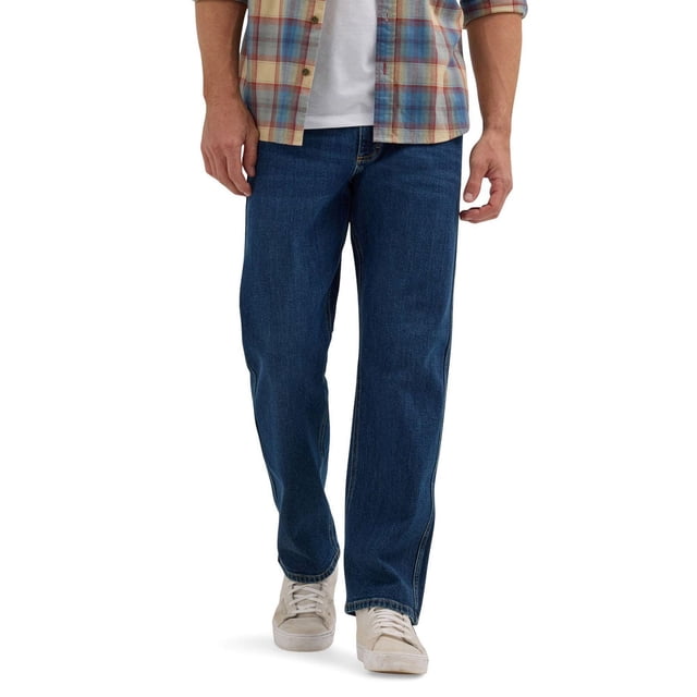 Wrangler jeans en Denim de Performance pour Hommes en Bleu Classique avec Style à Cinq Poches, Taille elite flex, Protection contre l'Usure et Tissu Extensible, Montrés sur un Modèle Portant une Chemise à Carreaux et des Espadrilles Blanches, Idéal pour un Port Quotidien durable et Confortable.