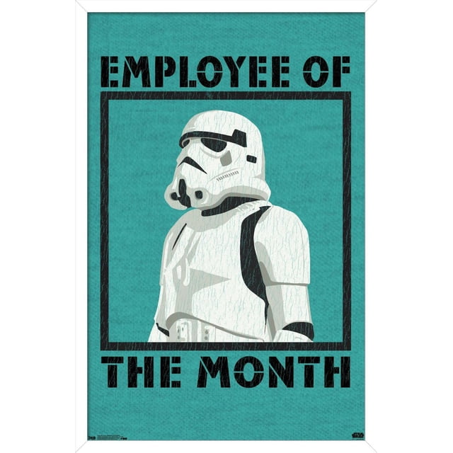 Star Wars : Saga - Affiche Murale de l'Employé du Mois, 22,375 Po x 34 Po, Représentant un Stormtrooper Blanc Orienté vers l'Avant en Armure sur un Fond Texturé Sarcelle avec Texte Noir Vieilli « Employé du Mois » Encadrant la Figurine, Imprimée sur Papier d'Affiche Lustré Idéale pour l'Art Mural dans les Chambres, Bureaux Ou Dortoirs, et Souvent Utilisée comme Cadeau Amusant Ou Décoration de Fête.