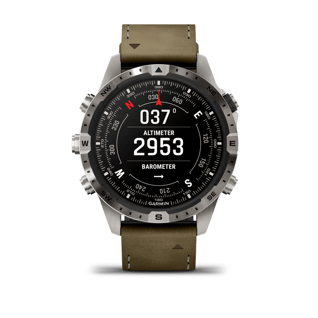 Garmin MARQ® Adventurer (Gen 2) Montre Intelligente d'Extérieur Haut de Gamme avec Boîtier en Titane Grade 5 de 46 mm, Bracelet Hybride en Cuir et Caoutchouc FKM, et Écran Tactile AMOLED Haute Résolution. le Cadran Affiche une Lecture Altimétrique de 2953 et une Boussole avec directions Cardinales. Conçue pour les Amateurs de Plein Air, Elle Comprend des Cartes Topographiques, une Prise en Charge multi-GNSS, des Capteurs ABC et des notifications Intelligentes. Idéale pour la Randonnée, l'Alpinisme et Autres Activités de Plein Air