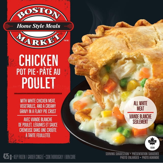 Boston Market Chicken Pot Pie, 425 g, avec une Croûte Dorée Squameuse Remplie de Viande de Poulet Blanche, de Pois, de Carottes, de Maïs et de Sauce Crémeuse sur une Assiette Noire, Idéal comme entrée Surgelée Offrant une Saveur et une Valeur de style Maison.