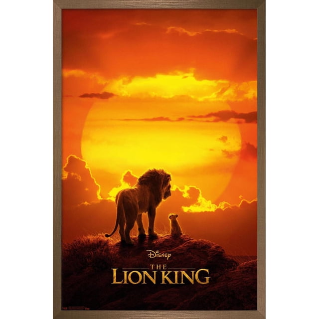 Disney Le Roi Lion - Affiche Murale Mufasa And Simba, 22,375 Po x 34 Po Encadrée, Montrant un Lion Adulte Mufasa et un Petit Simba sur une Colline Rocheuse Se Silhouette contre un Grand Coucher de Soleil orange avec des Nuages, Présentant le Titre du Film en Texte Doré, Convient à la Déco de la Maison et aux Chambres d'Enfants.
