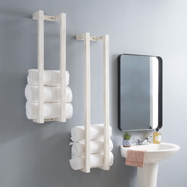 Porte-serviettes en Bois Shelby, Blanc (Lot de 2) avec Deux Supports Muraux en Bois de Manguier Massif, Fini Blanchi, Pouvant Contenir des Serviettes Blanches Roulées, Tailles de 48 et 36 Pouces de Hauteur, Illustré dans une Salle de Bain avec Lavabo sur Piédestal, Miroir à Cadre Noir et Petite Déco, Convient pour Organiser des Serviettes Ou des Couvertures Jetées.