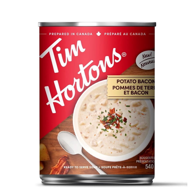 TIM HORTONS Soupe de BACON de Pommes de Terre 540 ml, Boîte avec Étiquette Rouge Mettant en Vedette le logo TIM HORTONS, un Bol de Soupe de BACON de Pommes de Terre Crémeuse Garni de Morceaux de BACON et d'Herbes, une Cuillère et des Morceaux de Pommes de Terre sur une surface en Bois, Préparé au Canada et Prêt à Servir.