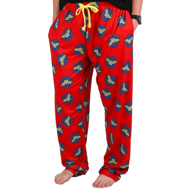 Wonder Woman Pantalon de Pyjama Unisexe Bleu et Jaune à Logos Classiques Partout, Taille Moyenne (32-34). Ces Pantalons de Pyjama DC Comics Mettent en Vedette une base Rouge Vibrante avec des Logos Wonder Woman Bleu et Jaune Répétés, une Taille Élastique avec Cordons Jaunes et des Poches Latérales. Fabriqués en Mélange Doux de polyester Brossé et d'Élasthanne pour le Confort et l'Étirement. Idéal pour Se Détendre, Dormir Ou Se Relaxer à la Maison.