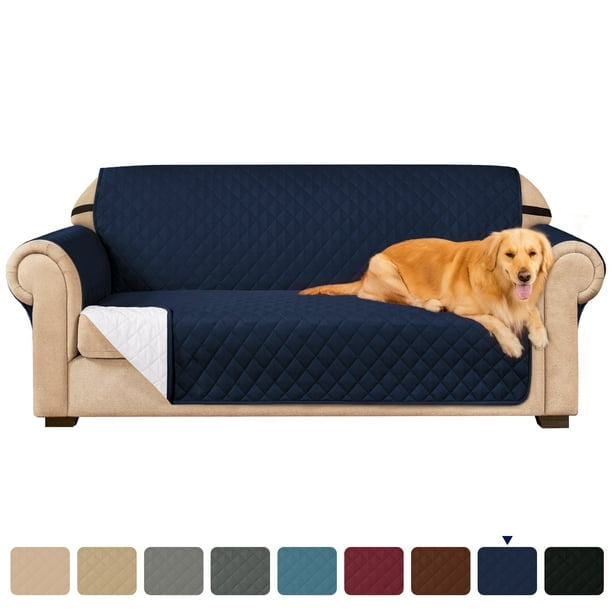 Subrtex Housse de Canapé Réversible Matelassée Extensible en 1 Pce avec Sangles Élastiques Antidérapantes, Housse de Canapé Lavable pour Animaux de Compagnie de Couleur Bleu Marine Affichée sur un Sofa beige. la Slipcover Présente un design Matelassé, une Fonctionnalité Réversible avec un Dessous Blanc, et des Sangles Élastiques Ajustables pour un Ajustement Sécuritaire. un golden retriever Est Allongé sur le Sofa, Mettant en Valeur le design Adapté aux Animaux de Compagnie de la Housse. Plusieurs options de Couleur Sont Indiquées sous le Sofa, Mettant en Valeur la Variété Disponible.