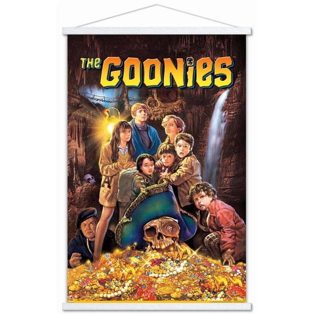 The Goonies - Affiche Murale sur une Feuille, 22,375 Po x 34 Po Représentant un Groupe d'Enfants dans une Grotte Illuminée par une Lanterne, avec un Grand Crâne de pirate Portant un Chapeau Bleu Se Reposant sur un Trésor de Pièces d'Or, de Perles et de Bijoux, et une Cascade en Arrière-Plan, Idéale pour la Déco Murale dans les Chambres Ou les Dortoirs.